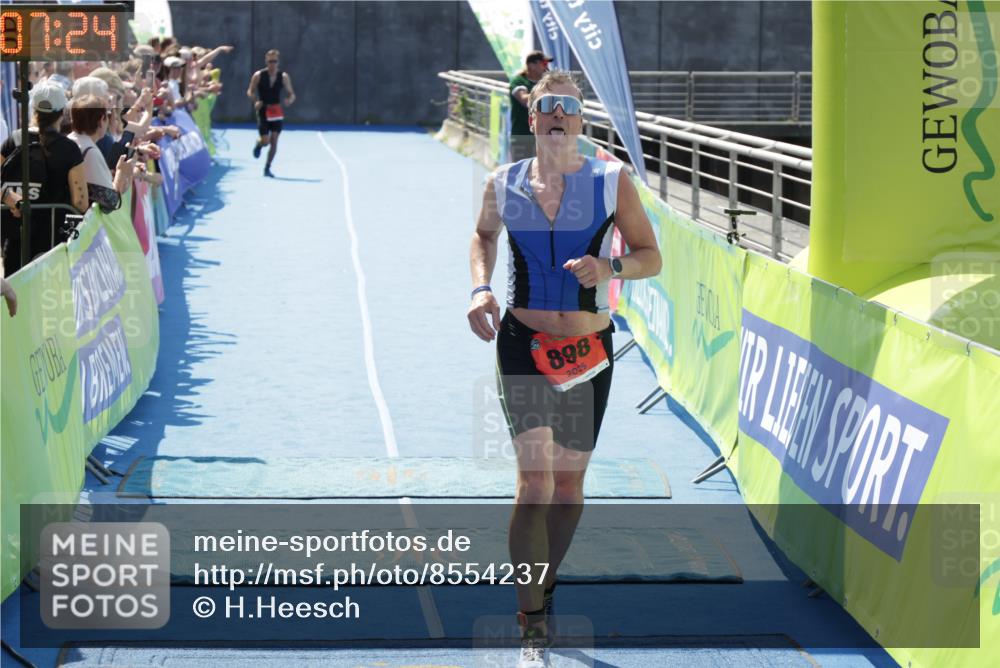 10.08.2025 - GEWOBA Citytriathlon Bremen H.Heesch http://msf.ph/oto/8554237 10.08.2025 14:07:27 Ziel 621, 898 meine-sportfotos.de
