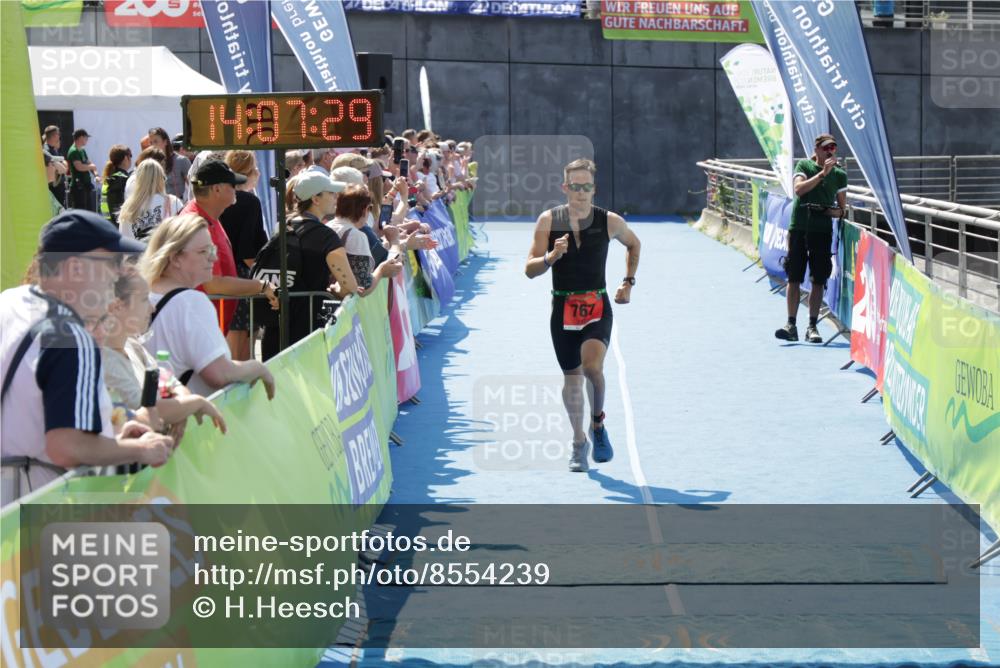 10.08.2025 - GEWOBA Citytriathlon Bremen H.Heesch http://msf.ph/oto/8554239 10.08.2025 14:07:32 Ziel 767, 898 meine-sportfotos.de