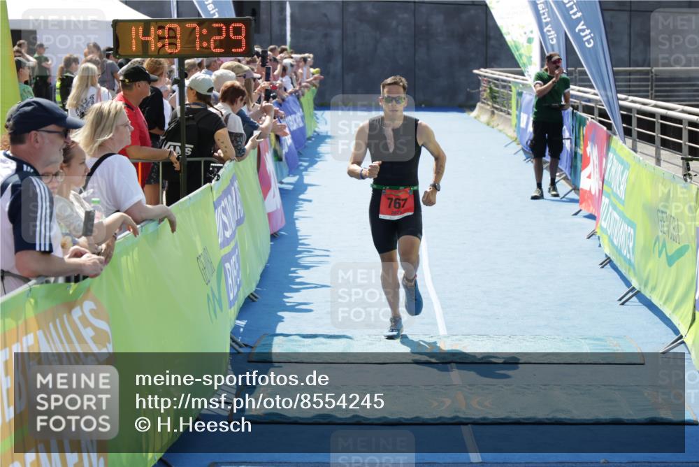 10.08.2025 - GEWOBA Citytriathlon Bremen H.Heesch http://msf.ph/oto/8554245 10.08.2025 14:07:33 Ziel 767, 898 meine-sportfotos.de