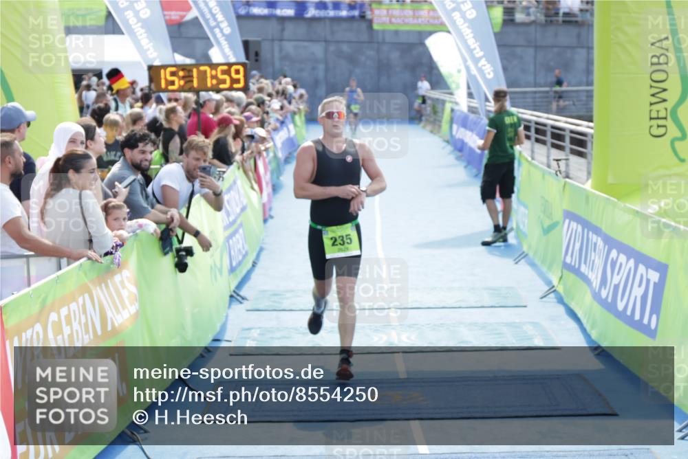 10.08.2025 - GEWOBA Citytriathlon Bremen H.Heesch http://msf.ph/oto/8554250 10.08.2025 15:18:03 Ziel 235, 446 meine-sportfotos.de