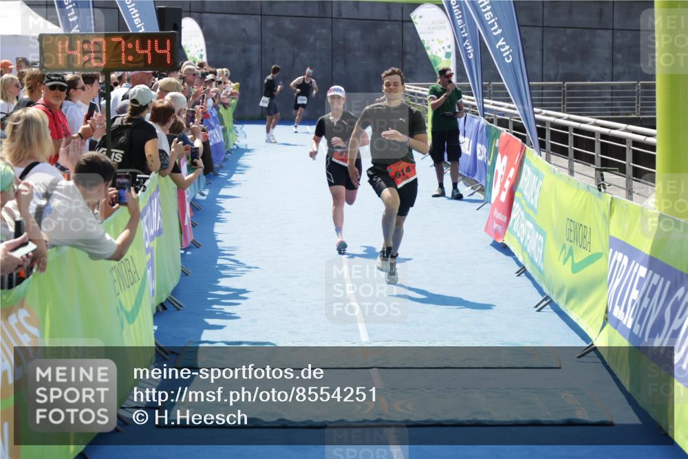 10.08.2025 - GEWOBA Citytriathlon Bremen H.Heesch http://msf.ph/oto/8554251 10.08.2025 14:07:48 Ziel 614, 919 meine-sportfotos.de