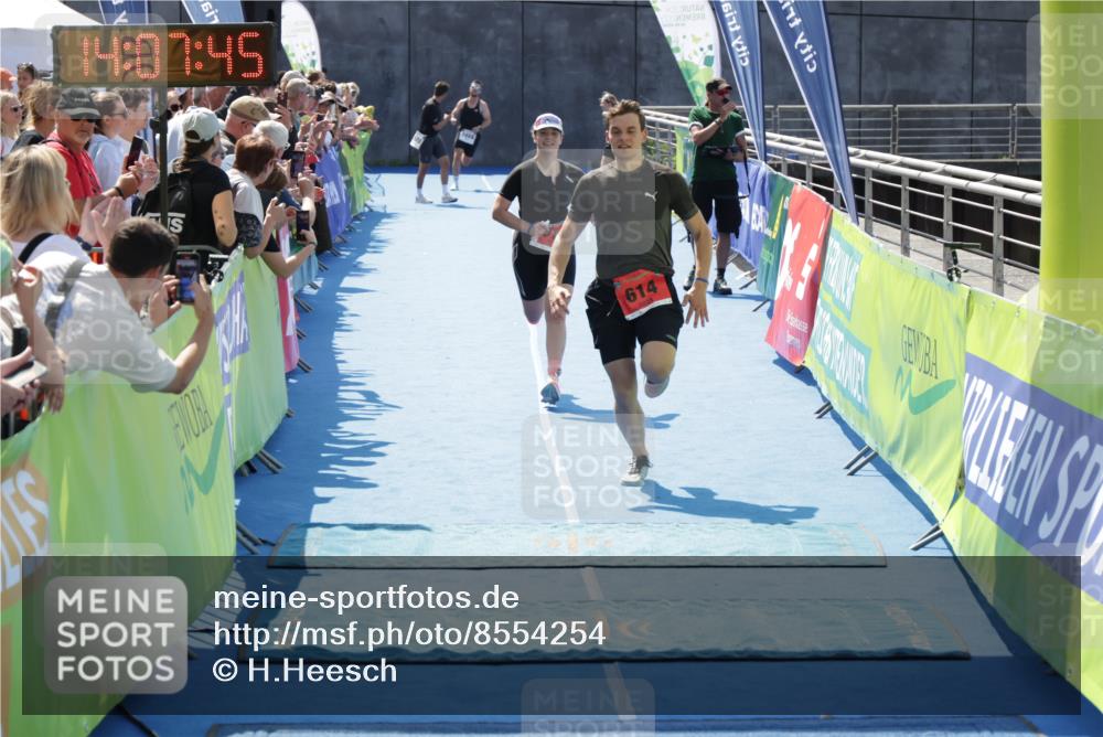 10.08.2025 - GEWOBA Citytriathlon Bremen H.Heesch http://msf.ph/oto/8554254 10.08.2025 14:07:48 Ziel 614, 919 meine-sportfotos.de