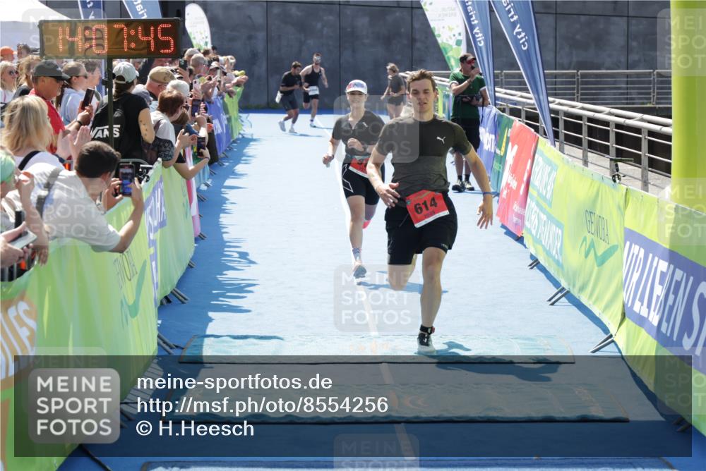 10.08.2025 - GEWOBA Citytriathlon Bremen H.Heesch http://msf.ph/oto/8554256 10.08.2025 14:07:49 Ziel 614, 919 meine-sportfotos.de