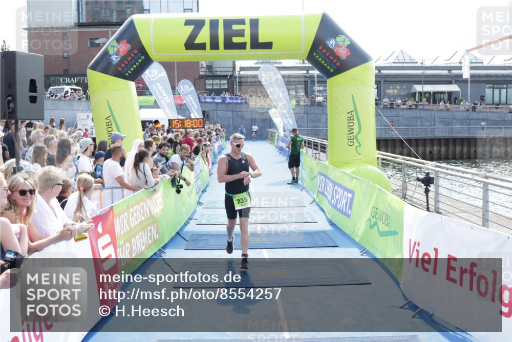 10.08.2025 - GEWOBA Citytriathlon Bremen H.Heesch http://msf.ph/oto/8554257 10.08.2025 15:18:04 Ziel 235, 446 meine-sportfotos.de