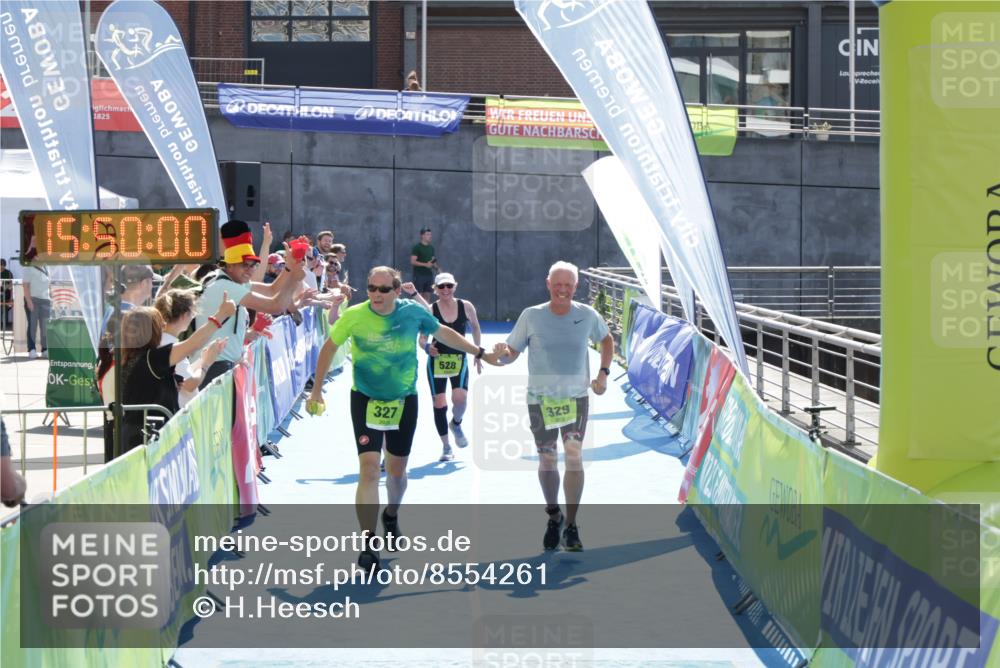 10.08.2025 - GEWOBA Citytriathlon Bremen H.Heesch http://msf.ph/oto/8554261 10.08.2025 15:50:04 Ziel 327, 329, 340, 528 meine-sportfotos.de
