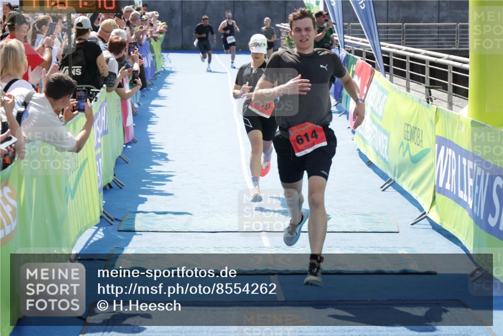 10.08.2025 - GEWOBA Citytriathlon Bremen H.Heesch http://msf.ph/oto/8554262 10.08.2025 14:07:49 Ziel 614, 919 meine-sportfotos.de