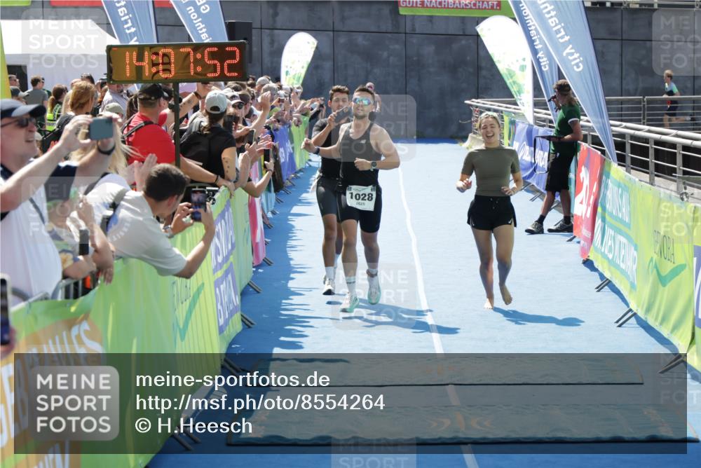 10.08.2025 - GEWOBA Citytriathlon Bremen H.Heesch http://msf.ph/oto/8554264 10.08.2025 14:07:55 Ziel 614, 919, 1028 meine-sportfotos.de