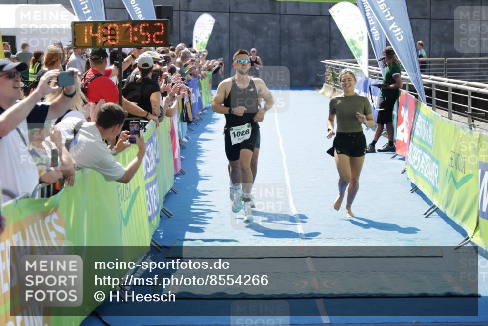 10.08.2025 - GEWOBA Citytriathlon Bremen H.Heesch http://msf.ph/oto/8554266 10.08.2025 14:07:56 Ziel 614, 919, 1028 meine-sportfotos.de