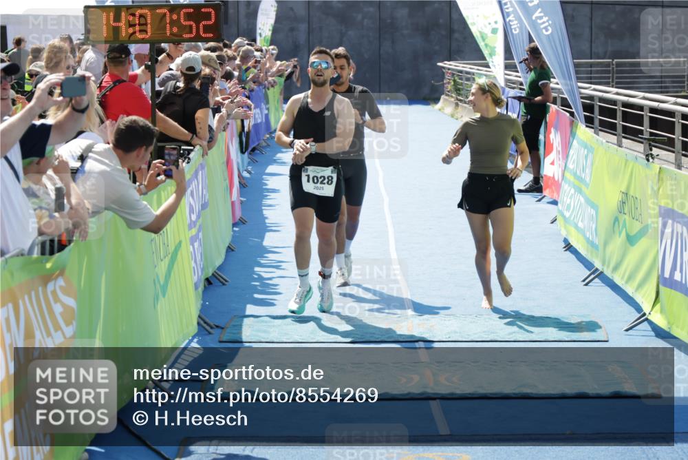 10.08.2025 - GEWOBA Citytriathlon Bremen H.Heesch http://msf.ph/oto/8554269 10.08.2025 14:07:56 Ziel 614, 919, 1028 meine-sportfotos.de
