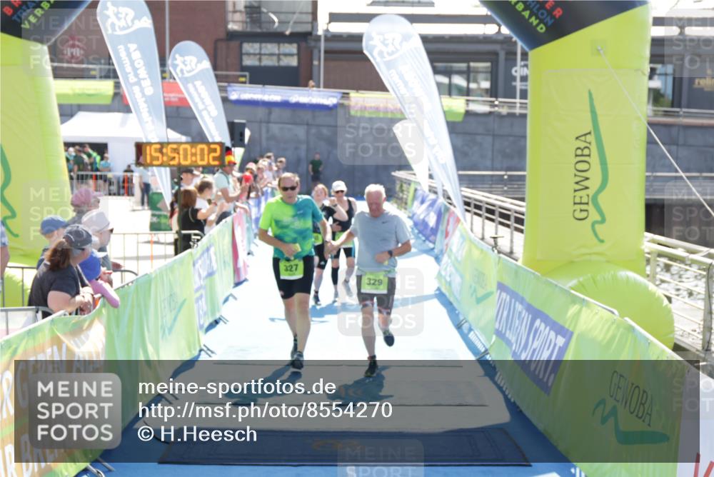 10.08.2025 - GEWOBA Citytriathlon Bremen H.Heesch http://msf.ph/oto/8554270 10.08.2025 15:50:06 Ziel 327, 329, 340, 528 meine-sportfotos.de