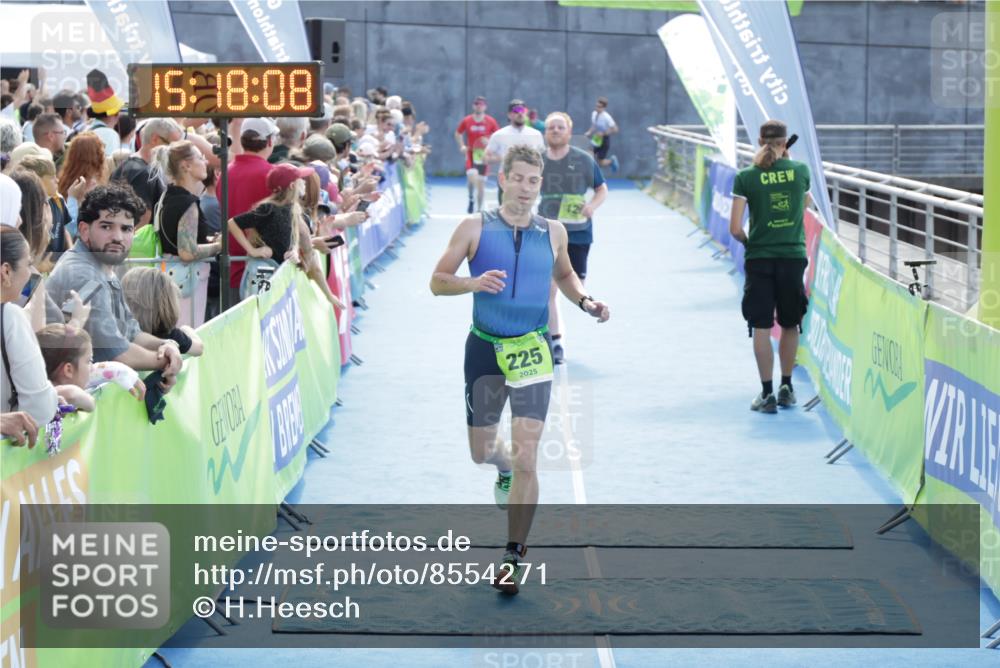 10.08.2025 - GEWOBA Citytriathlon Bremen H.Heesch http://msf.ph/oto/8554271 10.08.2025 15:18:12 Ziel 126, 225 meine-sportfotos.de