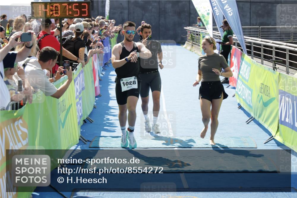 10.08.2025 - GEWOBA Citytriathlon Bremen H.Heesch http://msf.ph/oto/8554272 10.08.2025 14:07:56 Ziel 614, 919, 1028 meine-sportfotos.de