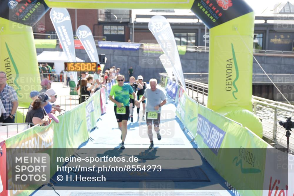 10.08.2025 - GEWOBA Citytriathlon Bremen H.Heesch http://msf.ph/oto/8554273 10.08.2025 15:50:06 Ziel 327, 329, 340, 528 meine-sportfotos.de