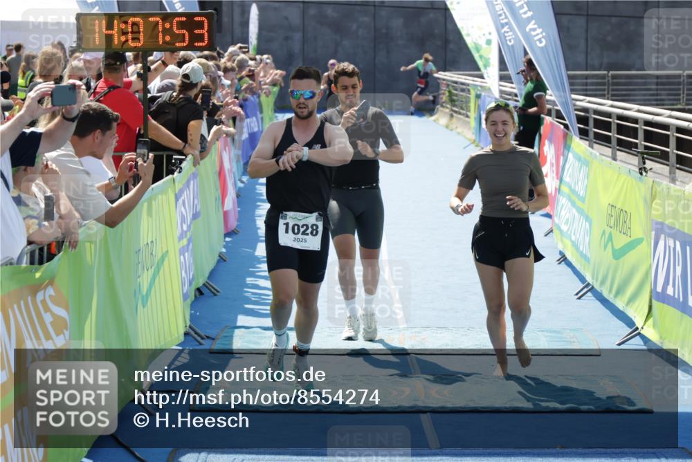 10.08.2025 - GEWOBA Citytriathlon Bremen H.Heesch http://msf.ph/oto/8554274 10.08.2025 14:07:57 Ziel 919, 1028 meine-sportfotos.de