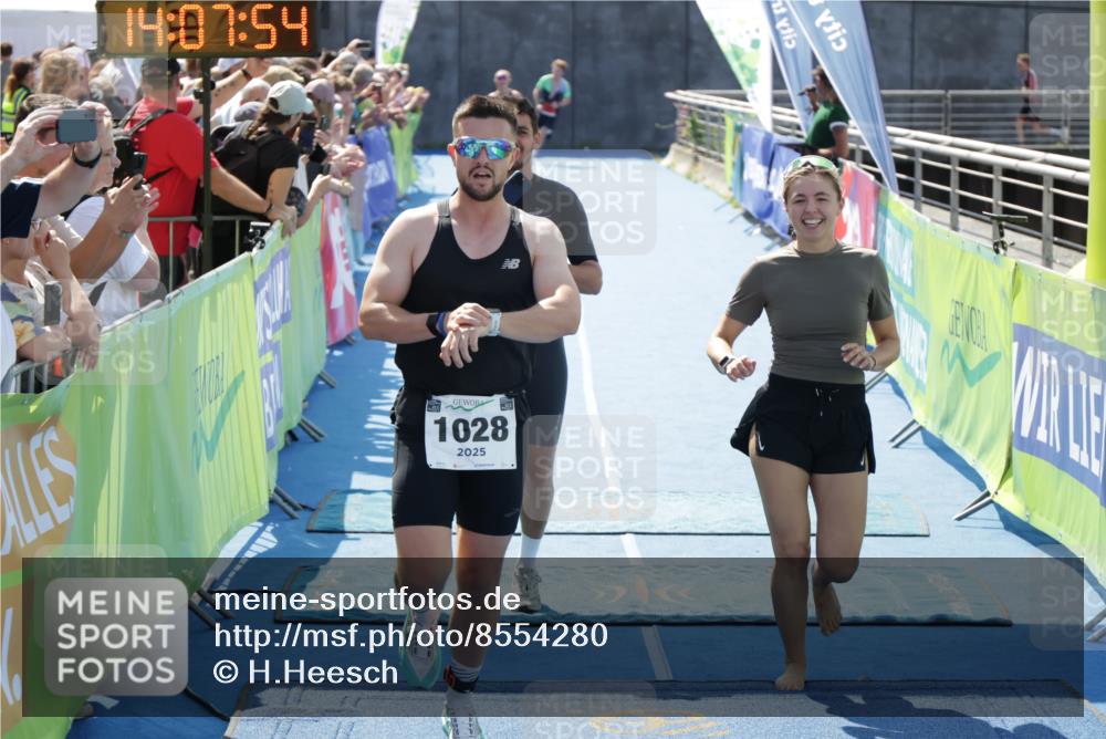 10.08.2025 - GEWOBA Citytriathlon Bremen H.Heesch http://msf.ph/oto/8554280 10.08.2025 14:07:57 Ziel 919, 1028 meine-sportfotos.de