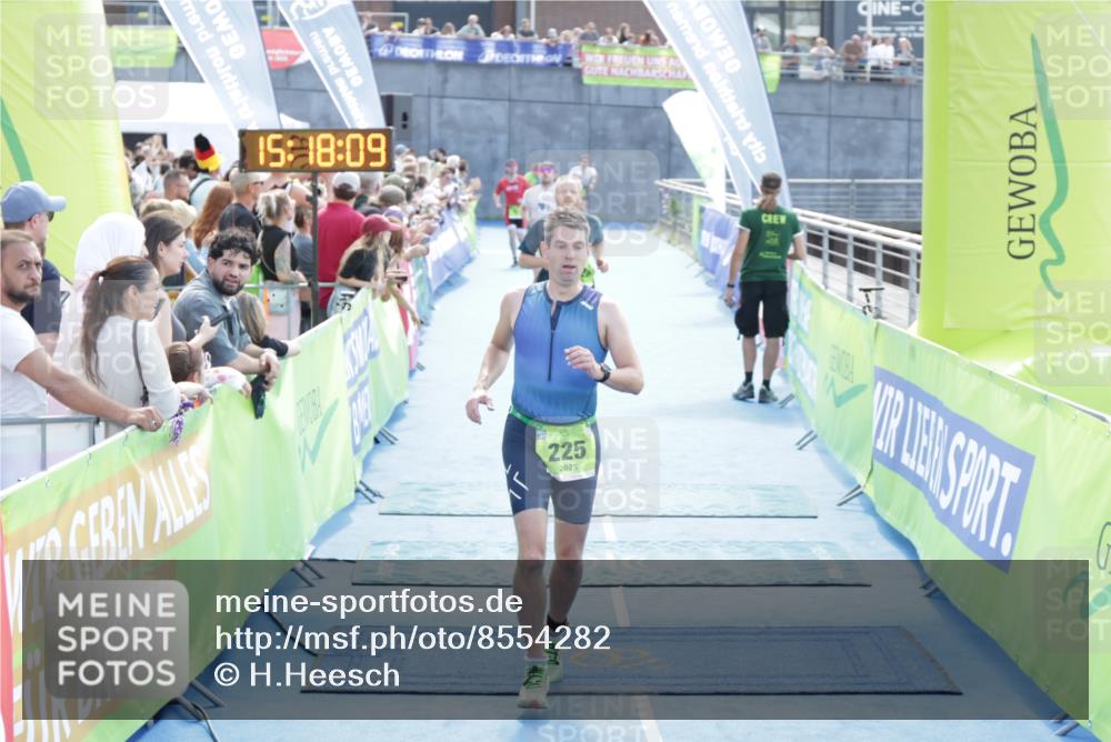 10.08.2025 - GEWOBA Citytriathlon Bremen H.Heesch http://msf.ph/oto/8554282 10.08.2025 15:18:13 Ziel 126, 143, 225 meine-sportfotos.de