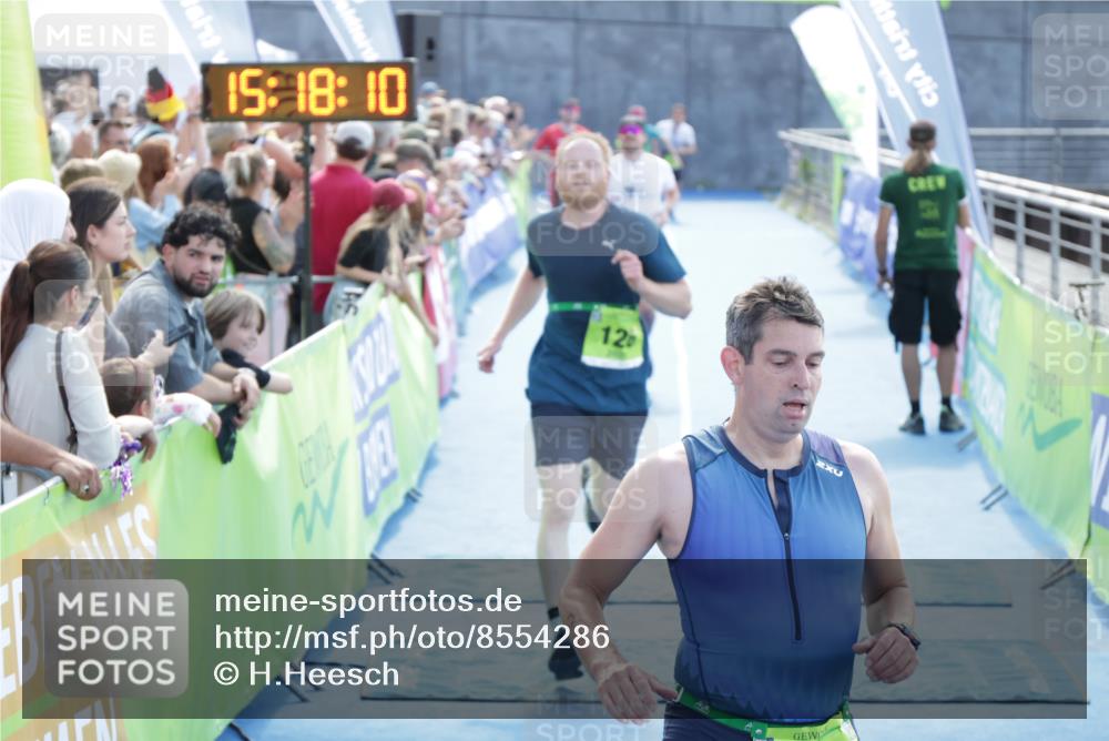 10.08.2025 - GEWOBA Citytriathlon Bremen H.Heesch http://msf.ph/oto/8554286 10.08.2025 15:18:14 Ziel 126, 143, 225 meine-sportfotos.de