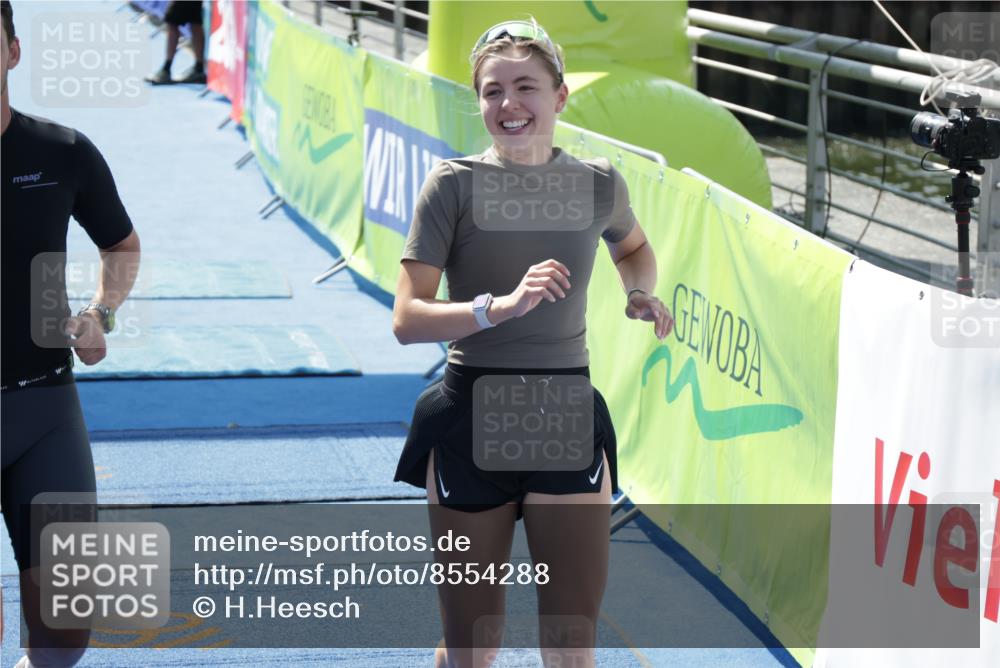 10.08.2025 - GEWOBA Citytriathlon Bremen H.Heesch http://msf.ph/oto/8554288 10.08.2025 14:07:59 Ziel 932, 1028 meine-sportfotos.de
