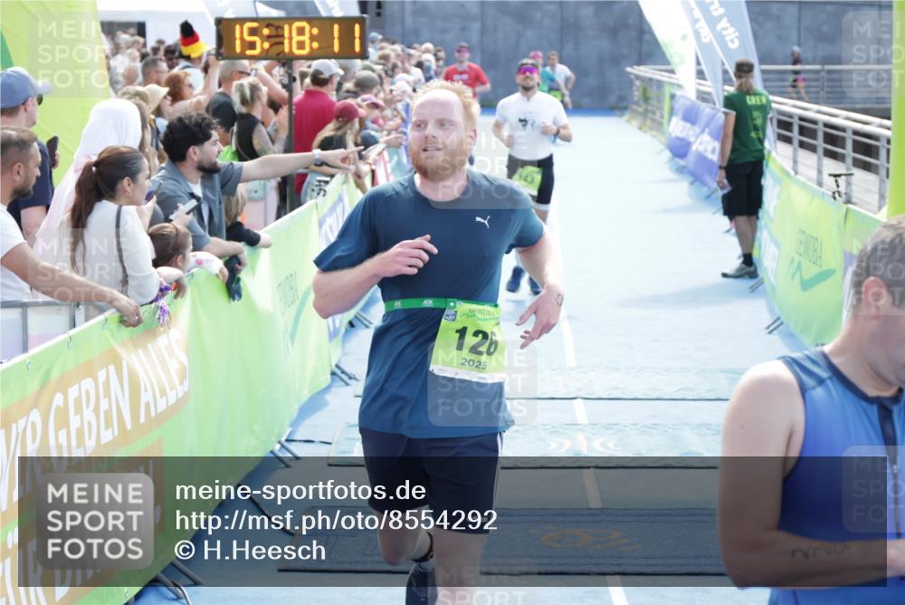 10.08.2025 - GEWOBA Citytriathlon Bremen H.Heesch http://msf.ph/oto/8554292 10.08.2025 15:18:15 Ziel 41, 126, 143, 225 meine-sportfotos.de