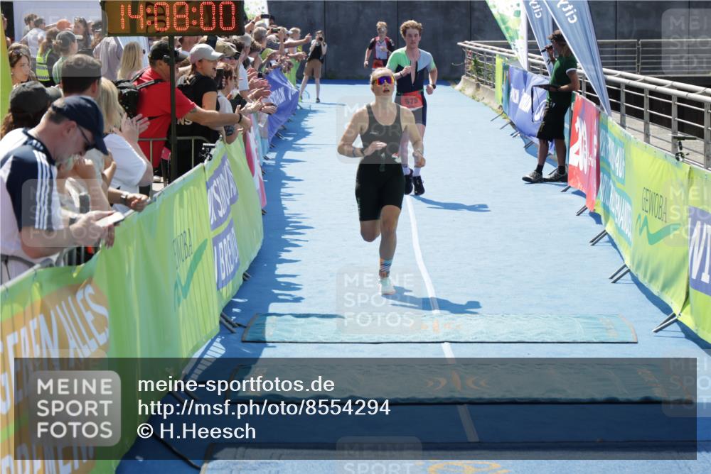 10.08.2025 - GEWOBA Citytriathlon Bremen H.Heesch http://msf.ph/oto/8554294 10.08.2025 14:08:04 Ziel 578, 932, 1028 meine-sportfotos.de