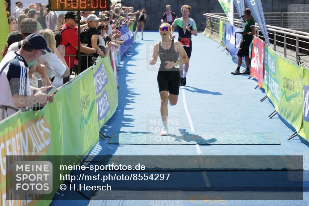 10.08.2025 - GEWOBA Citytriathlon Bremen H.Heesch http://msf.ph/oto/8554297 10.08.2025 14:08:04 Ziel 578, 932, 1028 meine-sportfotos.de