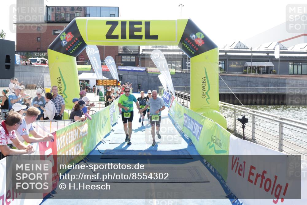 10.08.2025 - GEWOBA Citytriathlon Bremen H.Heesch http://msf.ph/oto/8554302 10.08.2025 15:50:06 Ziel 327, 329, 340, 528 meine-sportfotos.de