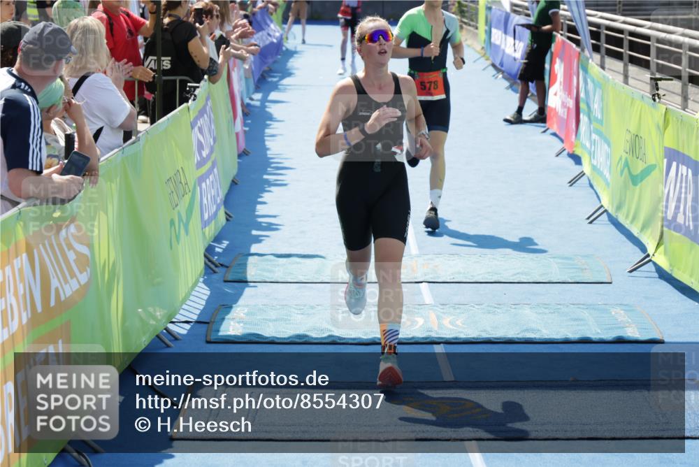 10.08.2025 - GEWOBA Citytriathlon Bremen H.Heesch http://msf.ph/oto/8554307 10.08.2025 14:08:05 Ziel 551, 578, 932 meine-sportfotos.de