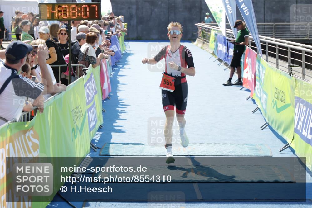 10.08.2025 - GEWOBA Citytriathlon Bremen H.Heesch http://msf.ph/oto/8554310 10.08.2025 14:08:11 Ziel 551, 578, 932 meine-sportfotos.de