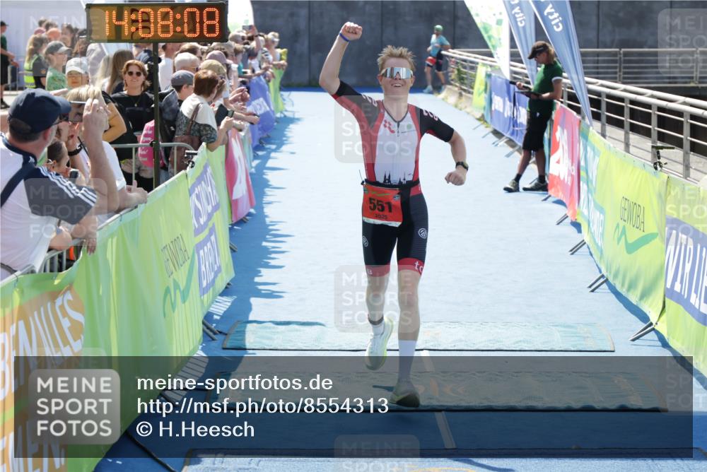 10.08.2025 - GEWOBA Citytriathlon Bremen H.Heesch http://msf.ph/oto/8554313 10.08.2025 14:08:11 Ziel 551, 578, 932 meine-sportfotos.de