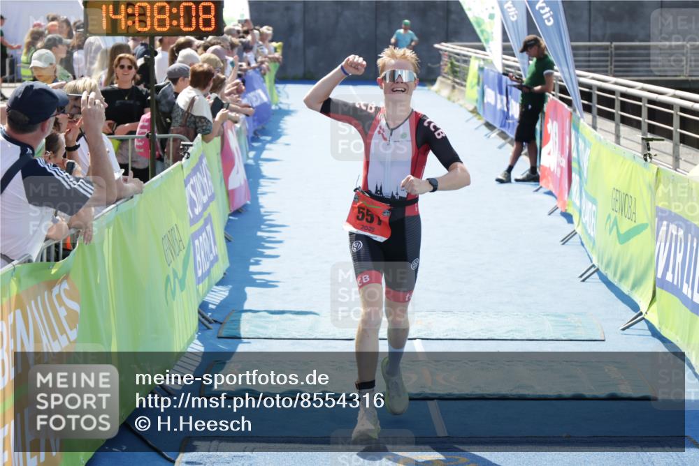 10.08.2025 - GEWOBA Citytriathlon Bremen H.Heesch http://msf.ph/oto/8554316 10.08.2025 14:08:11 Ziel 551, 578, 932 meine-sportfotos.de