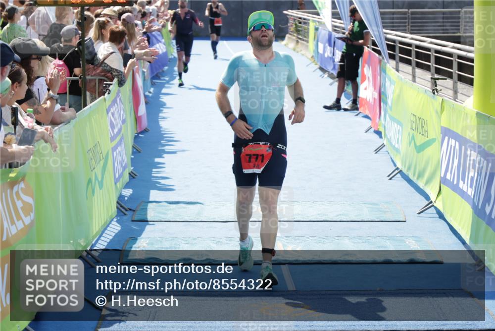 10.08.2025 - GEWOBA Citytriathlon Bremen H.Heesch http://msf.ph/oto/8554322 10.08.2025 14:08:26 Ziel 751, 771 meine-sportfotos.de