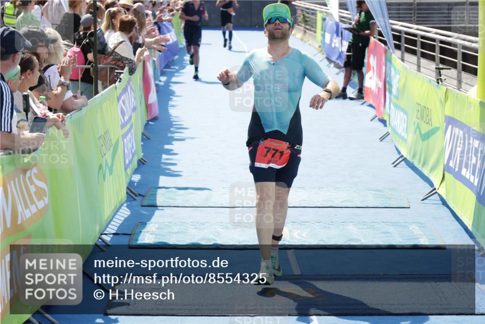 10.08.2025 - GEWOBA Citytriathlon Bremen H.Heesch http://msf.ph/oto/8554325 10.08.2025 14:08:26 Ziel 751, 771 meine-sportfotos.de