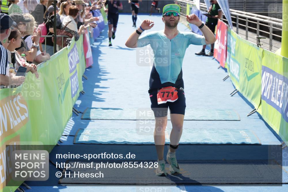 10.08.2025 - GEWOBA Citytriathlon Bremen H.Heesch http://msf.ph/oto/8554328 10.08.2025 14:08:26 Ziel 751, 771 meine-sportfotos.de