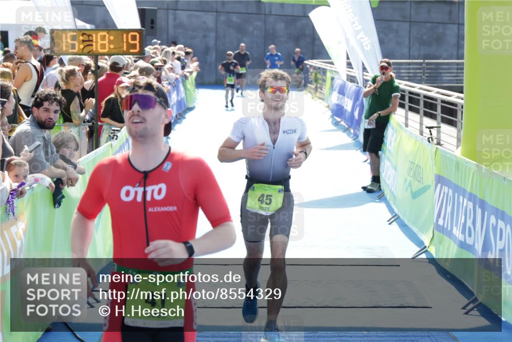 10.08.2025 - GEWOBA Citytriathlon Bremen H.Heesch http://msf.ph/oto/8554329 10.08.2025 15:18:22 Ziel 41, 45, 101, 126, 143 meine-sportfotos.de