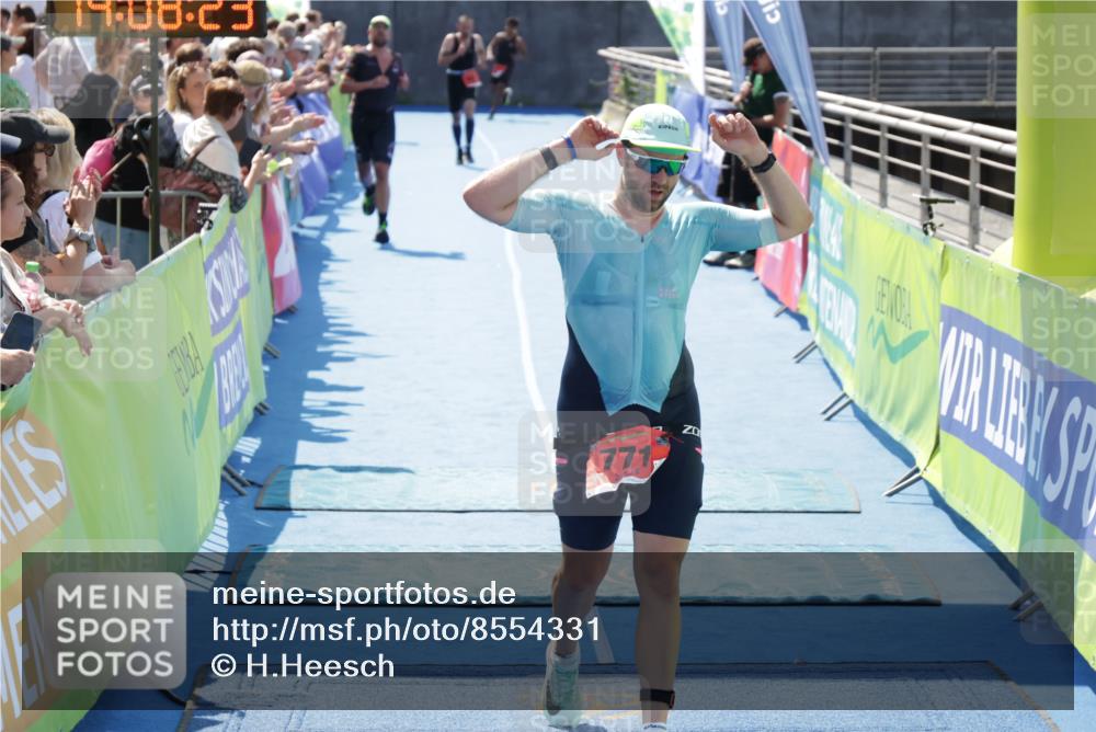 10.08.2025 - GEWOBA Citytriathlon Bremen H.Heesch http://msf.ph/oto/8554331 10.08.2025 14:08:27 Ziel 751, 771 meine-sportfotos.de