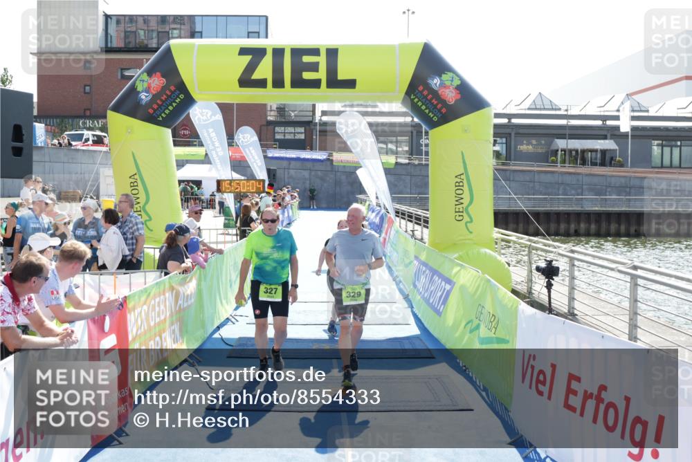 10.08.2025 - GEWOBA Citytriathlon Bremen H.Heesch http://msf.ph/oto/8554333 10.08.2025 15:50:08 Ziel 327, 329, 340, 528 meine-sportfotos.de
