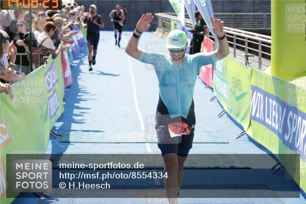 10.08.2025 - GEWOBA Citytriathlon Bremen H.Heesch http://msf.ph/oto/8554334 10.08.2025 14:08:27 Ziel 751, 771 meine-sportfotos.de