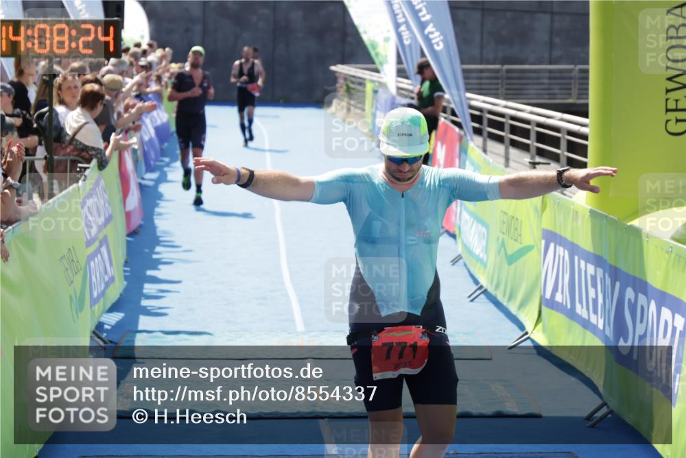 10.08.2025 - GEWOBA Citytriathlon Bremen H.Heesch http://msf.ph/oto/8554337 10.08.2025 14:08:27 Ziel 751, 771 meine-sportfotos.de