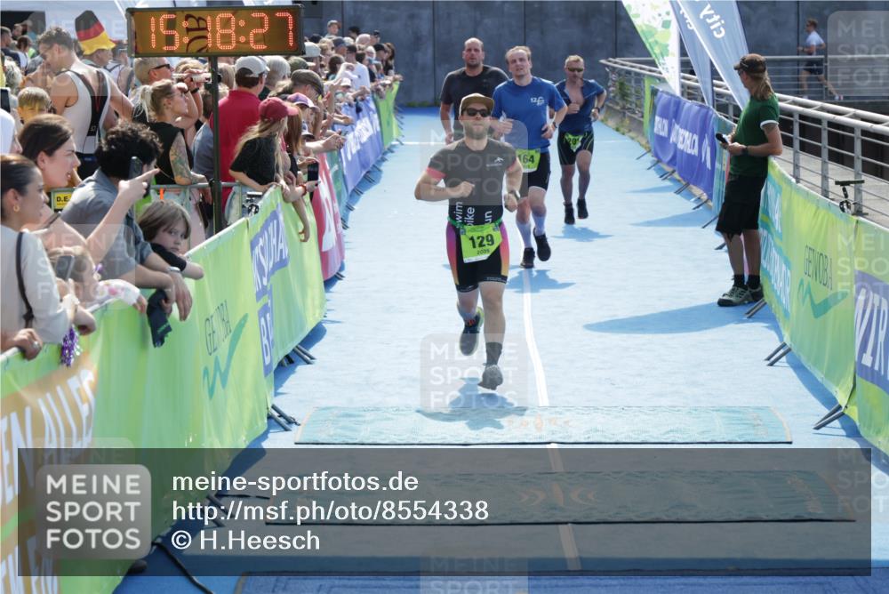 10.08.2025 - GEWOBA Citytriathlon Bremen H.Heesch http://msf.ph/oto/8554338 10.08.2025 15:18:31 Ziel 121, 129, 164, 201 meine-sportfotos.de