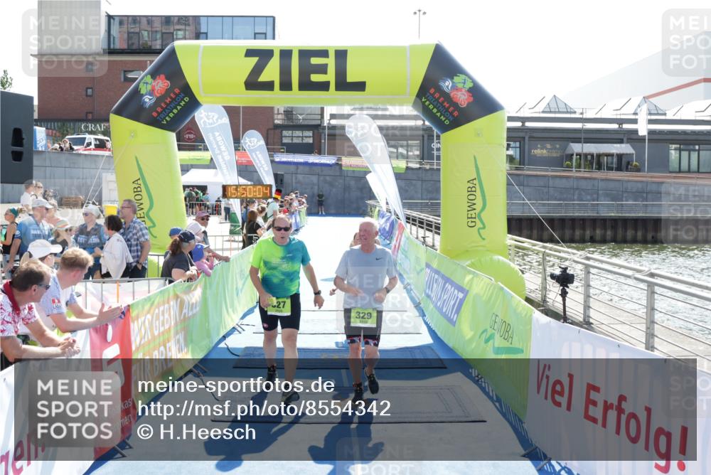 10.08.2025 - GEWOBA Citytriathlon Bremen H.Heesch http://msf.ph/oto/8554342 10.08.2025 15:50:08 Ziel 327, 329, 340, 528 meine-sportfotos.de