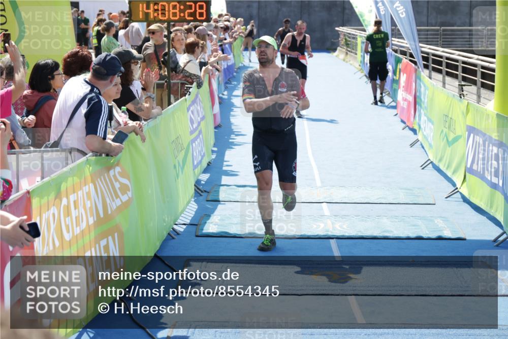 10.08.2025 - GEWOBA Citytriathlon Bremen H.Heesch http://msf.ph/oto/8554345 10.08.2025 14:08:31 Ziel 751, 771, 844 meine-sportfotos.de