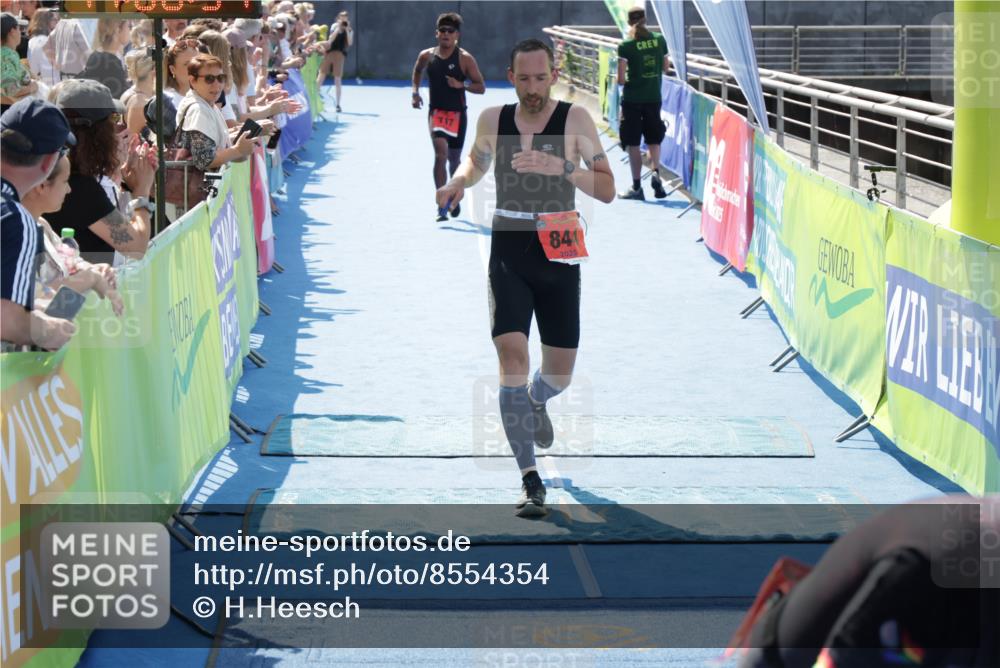 10.08.2025 - GEWOBA Citytriathlon Bremen H.Heesch http://msf.ph/oto/8554354 10.08.2025 14:08:35 Ziel 717, 751, 771, 844 meine-sportfotos.de