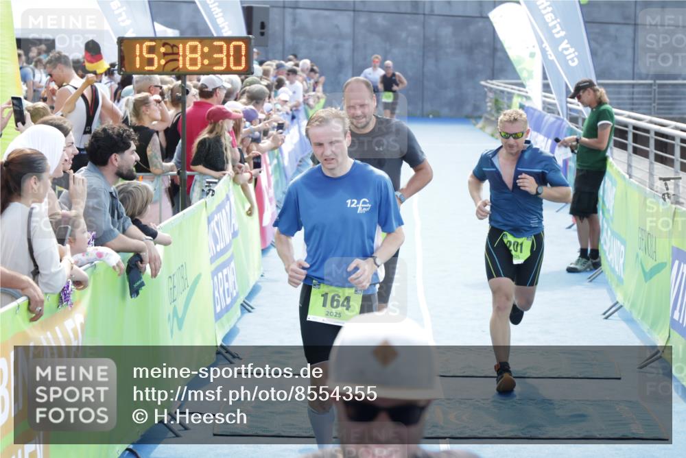 10.08.2025 - GEWOBA Citytriathlon Bremen H.Heesch http://msf.ph/oto/8554355 10.08.2025 15:18:34 Ziel 121, 129, 164, 201 meine-sportfotos.de