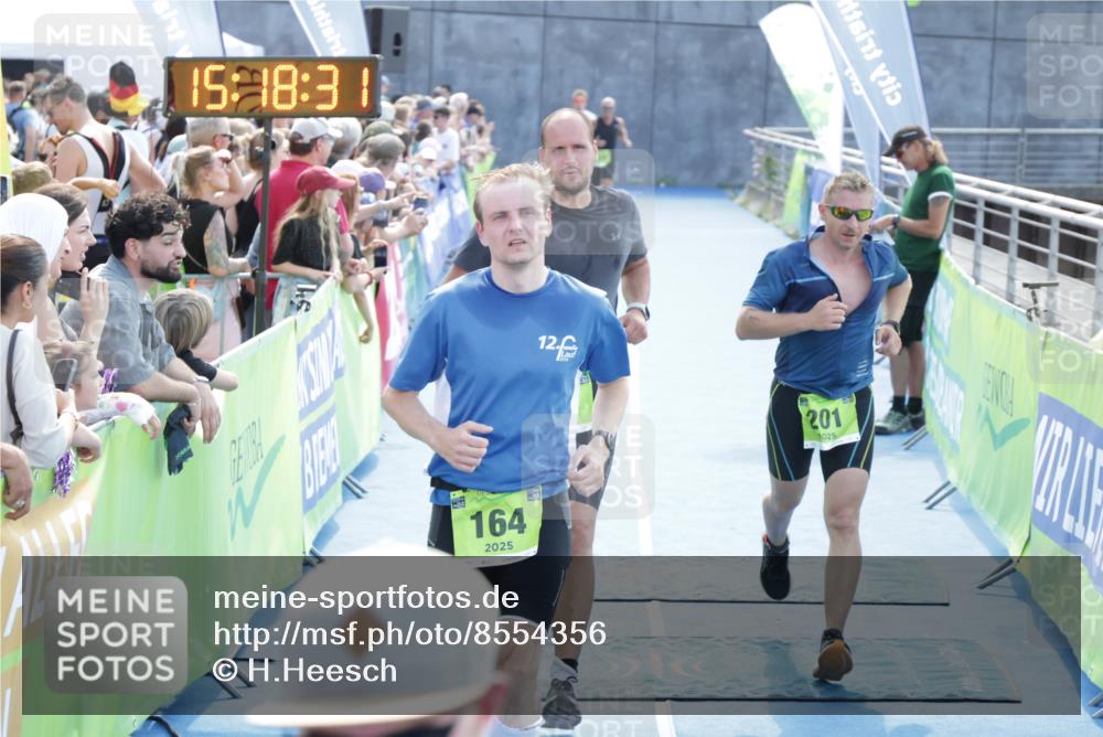 10.08.2025 - GEWOBA Citytriathlon Bremen H.Heesch http://msf.ph/oto/8554356 10.08.2025 15:18:34 Ziel 121, 129, 164, 201 meine-sportfotos.de