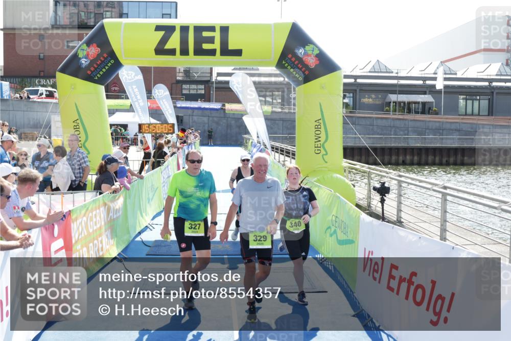 10.08.2025 - GEWOBA Citytriathlon Bremen H.Heesch http://msf.ph/oto/8554357 10.08.2025 15:50:09 Ziel 327, 329, 340, 528 meine-sportfotos.de