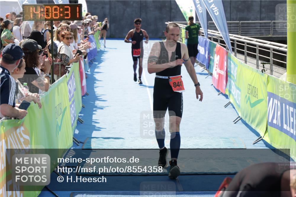 10.08.2025 - GEWOBA Citytriathlon Bremen H.Heesch http://msf.ph/oto/8554358 10.08.2025 14:08:35 Ziel 717, 751, 771, 844 meine-sportfotos.de