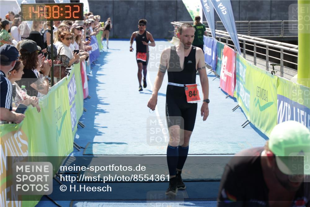 10.08.2025 - GEWOBA Citytriathlon Bremen H.Heesch http://msf.ph/oto/8554361 10.08.2025 14:08:35 Ziel 717, 751, 771, 844 meine-sportfotos.de