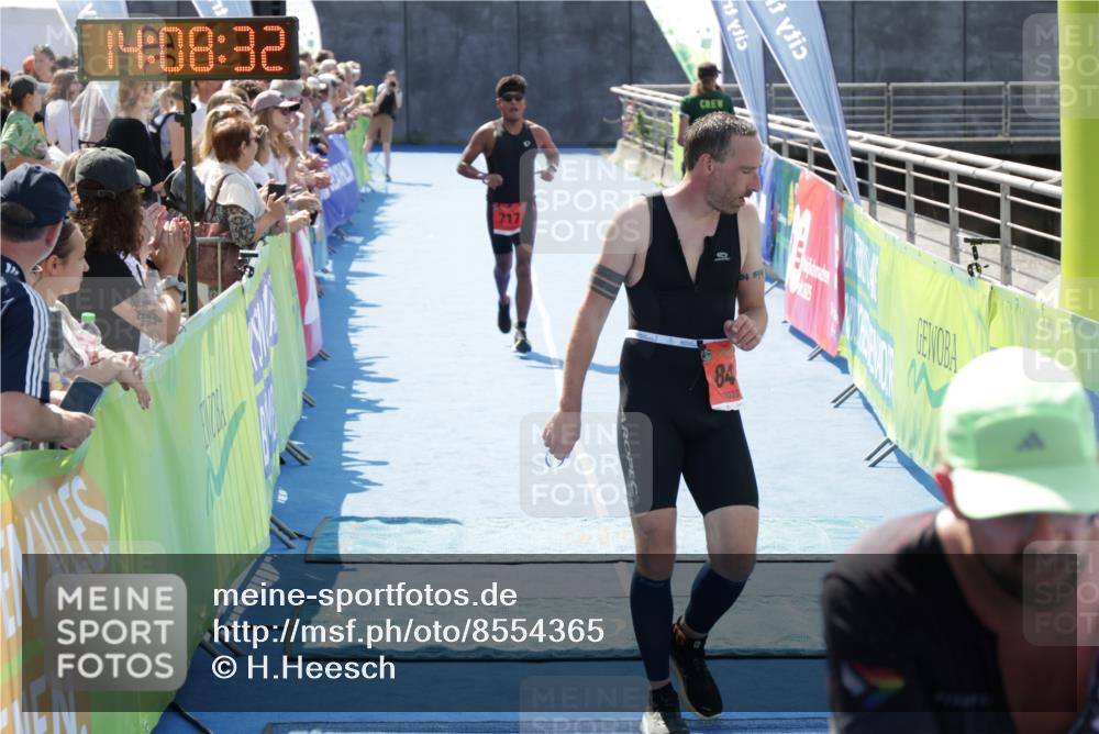 10.08.2025 - GEWOBA Citytriathlon Bremen H.Heesch http://msf.ph/oto/8554365 10.08.2025 14:08:36 Ziel 717, 751, 844 meine-sportfotos.de