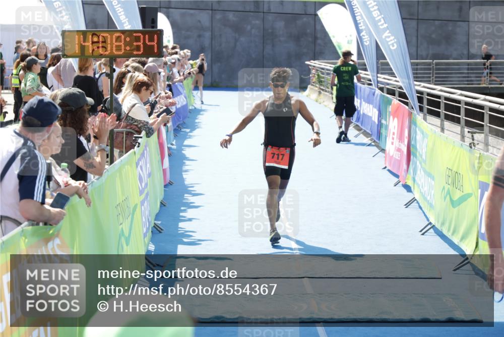 10.08.2025 - GEWOBA Citytriathlon Bremen H.Heesch http://msf.ph/oto/8554367 10.08.2025 14:08:37 Ziel 717, 751, 844 meine-sportfotos.de