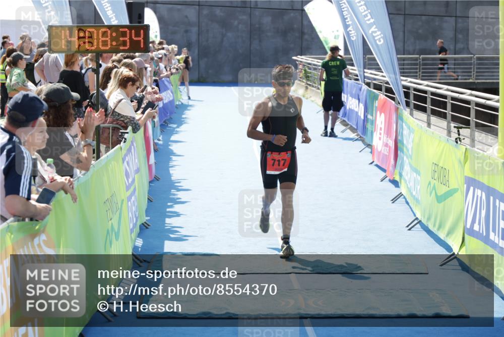 10.08.2025 - GEWOBA Citytriathlon Bremen H.Heesch http://msf.ph/oto/8554370 10.08.2025 14:08:38 Ziel 717, 751, 844 meine-sportfotos.de